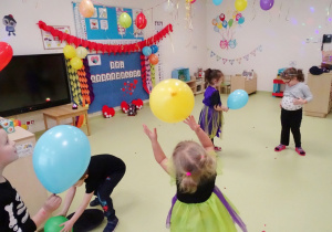 32 Dzieci bawią sie balonikami